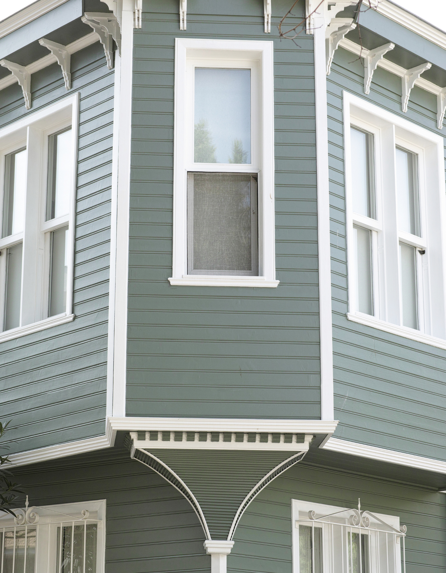 Black and White Typography Urban T-Shirt (2)