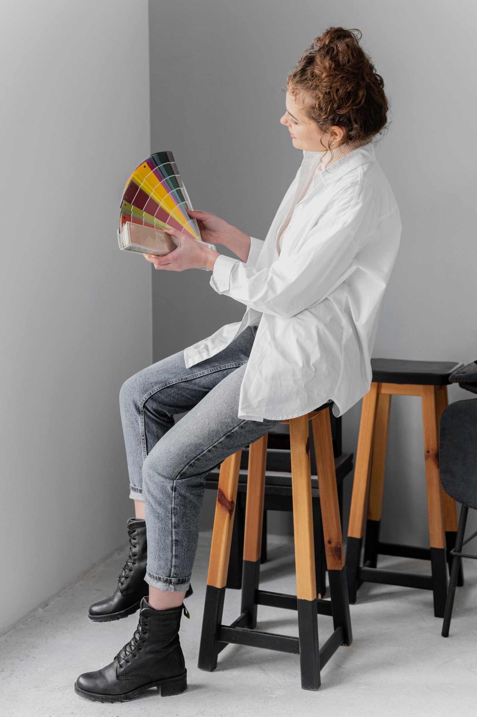 full-shot-woman-holding-color-palette